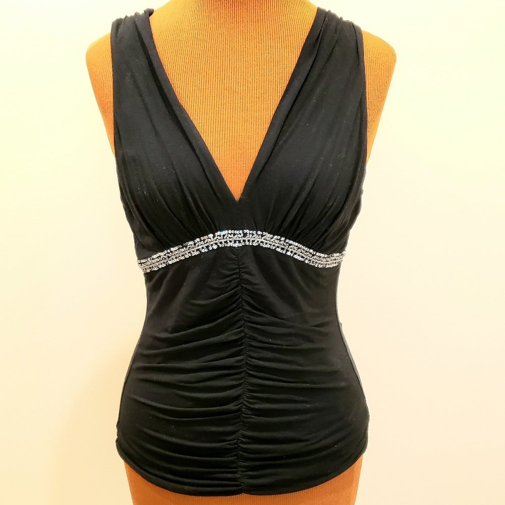 🛍🚨CLOSET CLEAROUT!  V-Neck Black Sleeveless Top